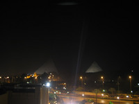 暗闇に浮かぶピラミッド